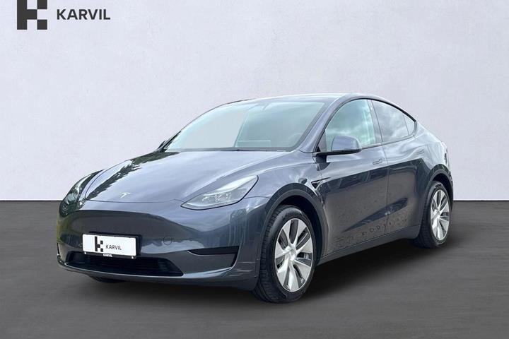 Grå Tesla Model Y fra 2023