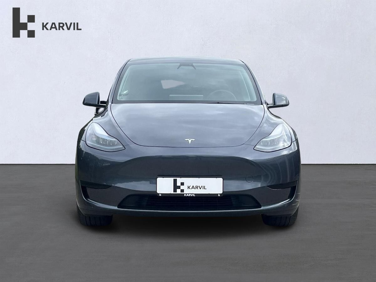 Grå Tesla Model Y fra 2023