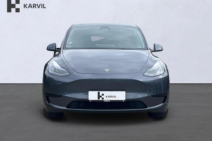 Grå Tesla Model Y fra 2023
