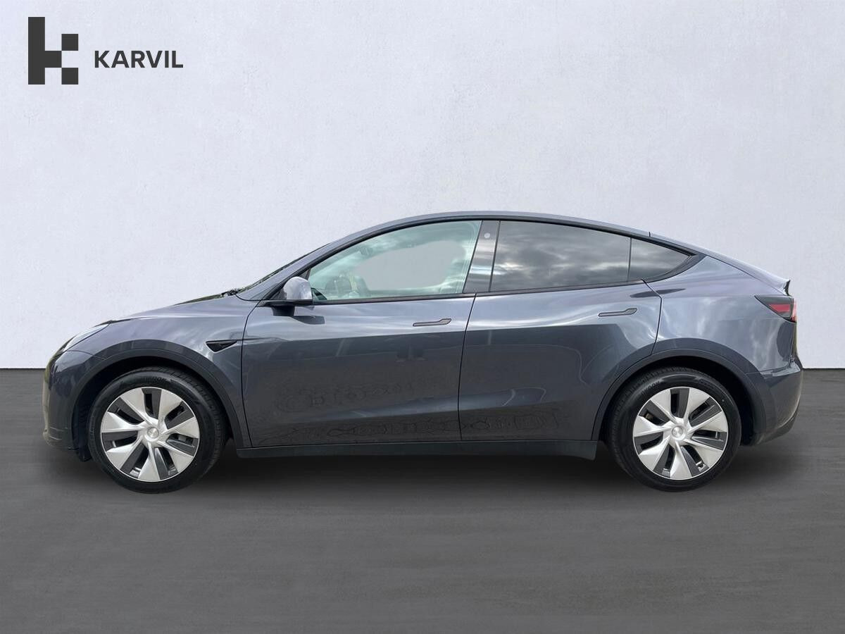 Grå Tesla Model Y fra 2023