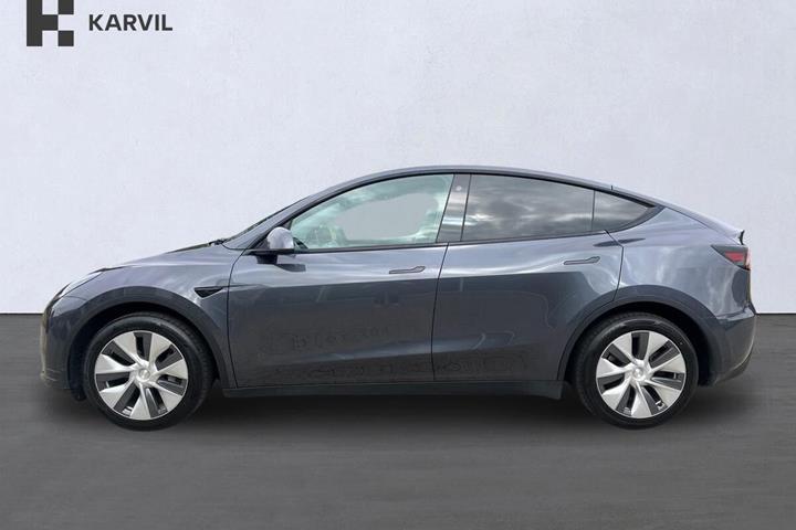 Grå Tesla Model Y fra 2023