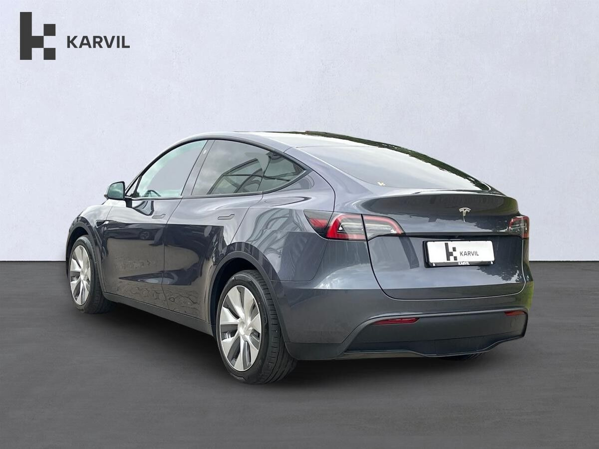 Grå Tesla Model Y fra 2023