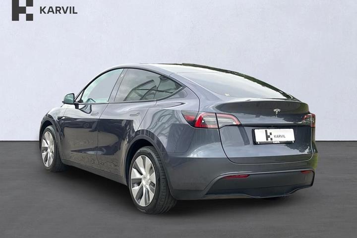 Grå Tesla Model Y fra 2023