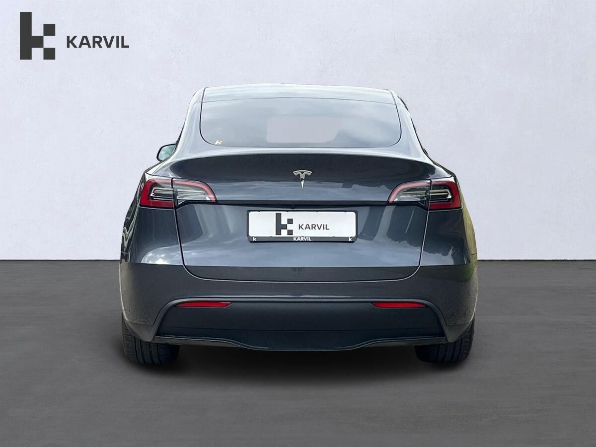 Grå Tesla Model Y fra 2023