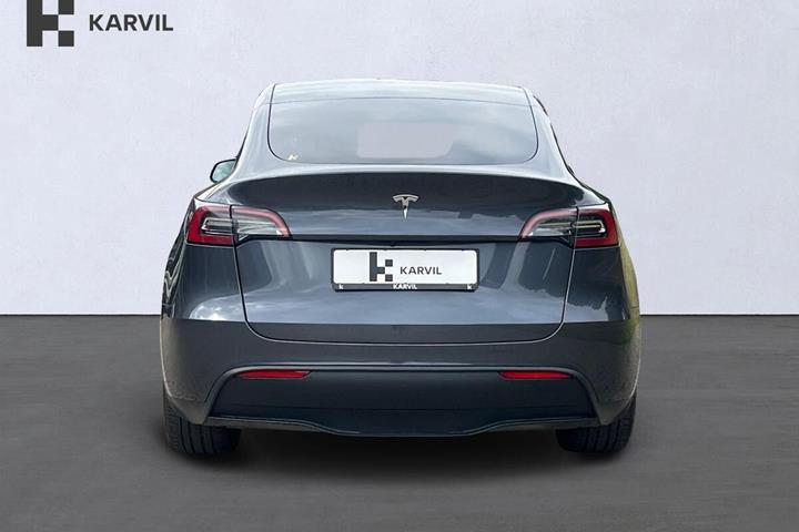 Grå Tesla Model Y fra 2023