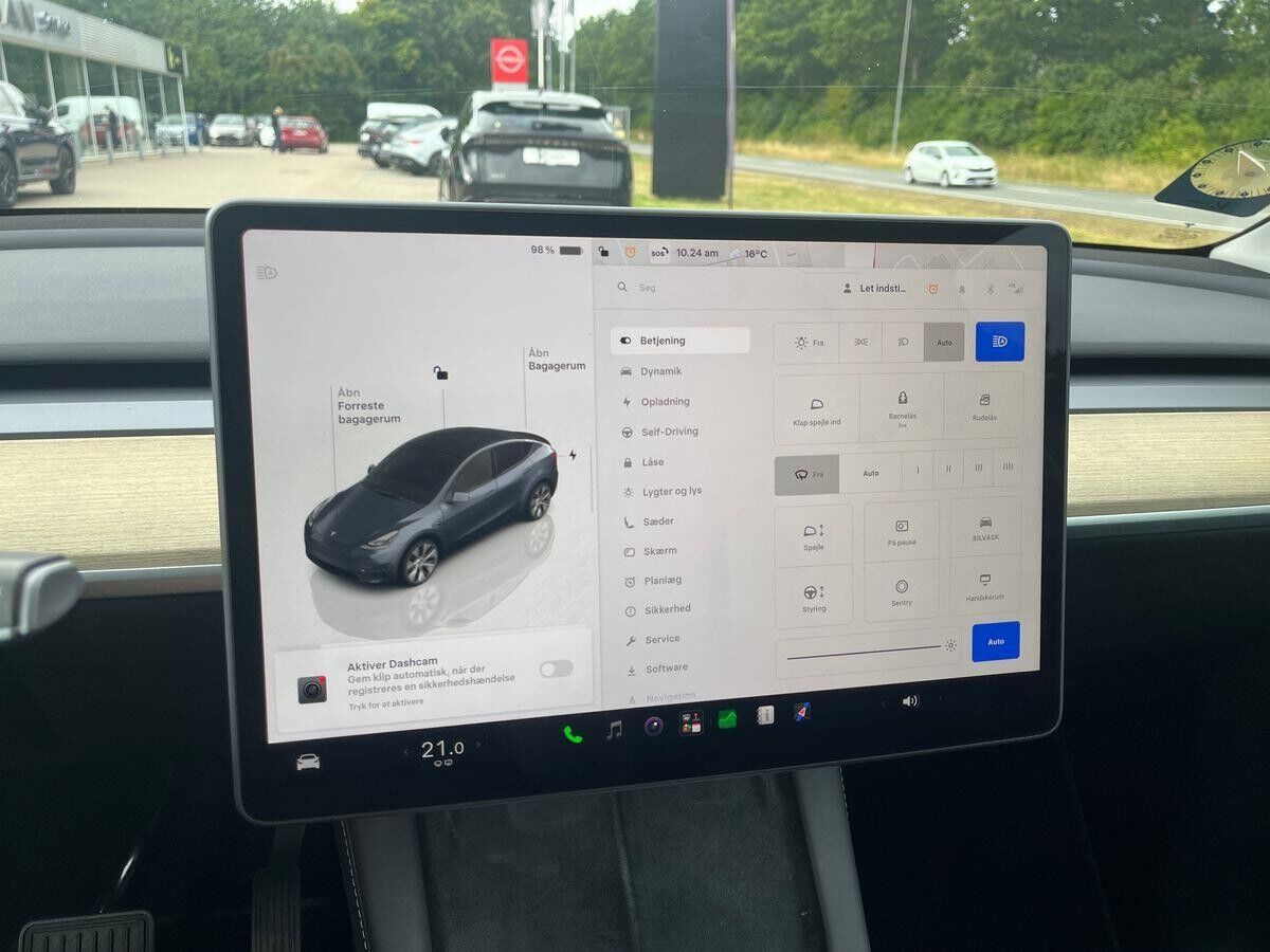 Grå Tesla Model Y fra 2023