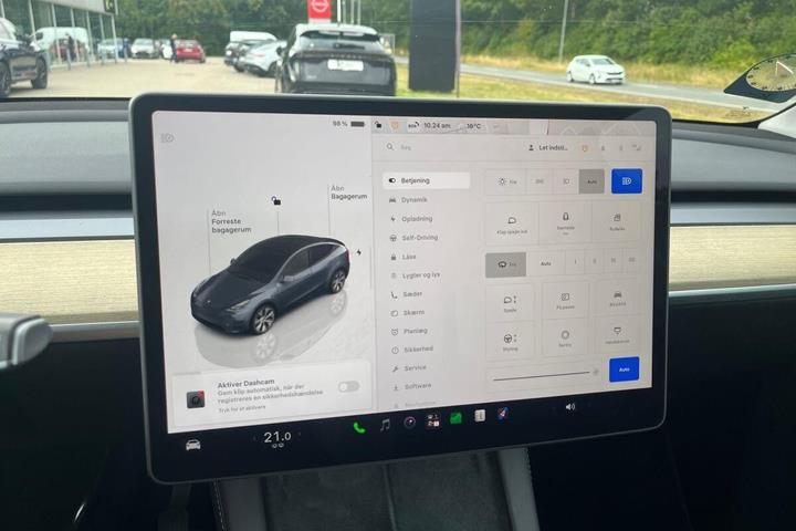 Grå Tesla Model Y fra 2023
