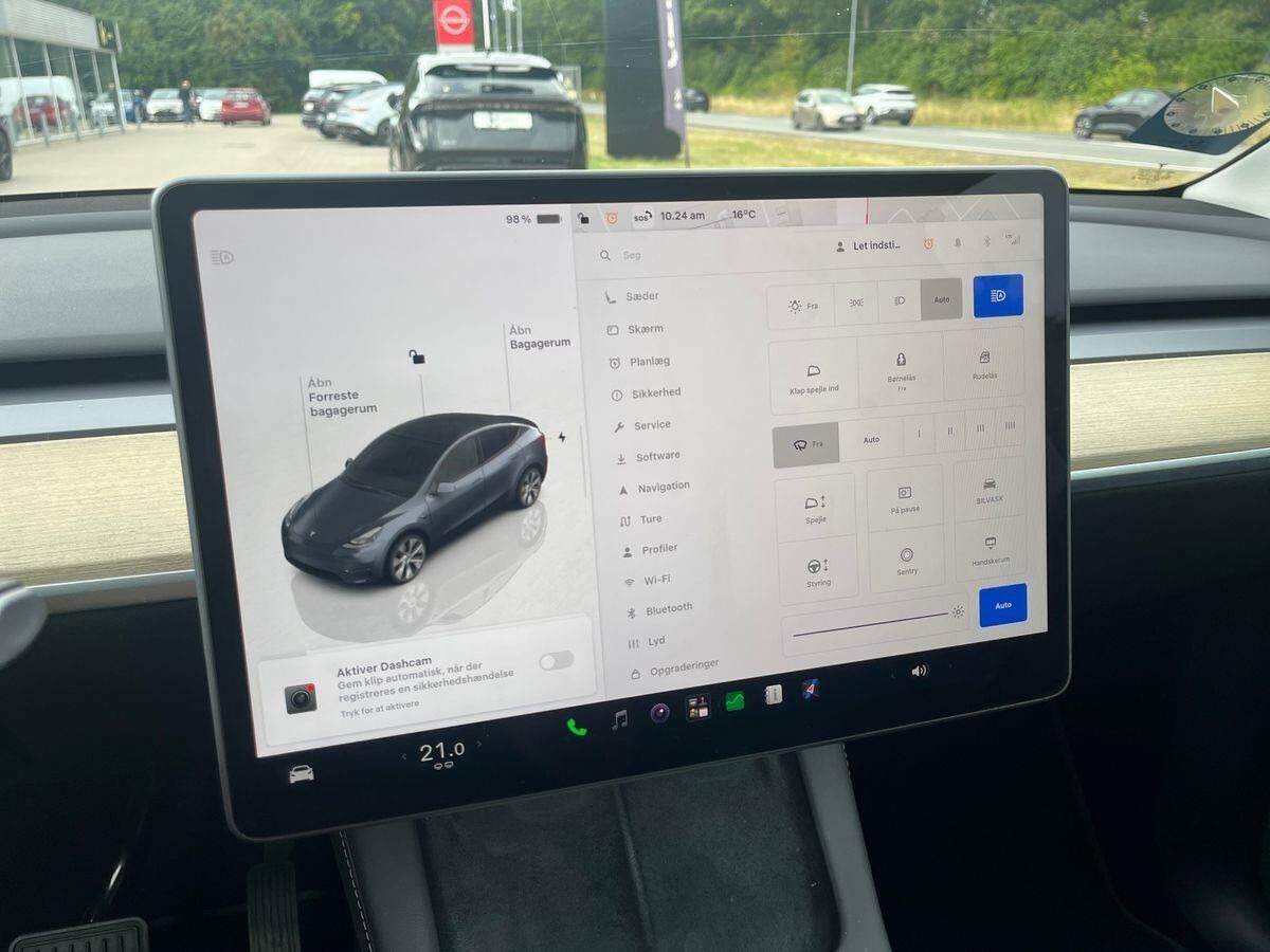 Grå Tesla Model Y fra 2023
