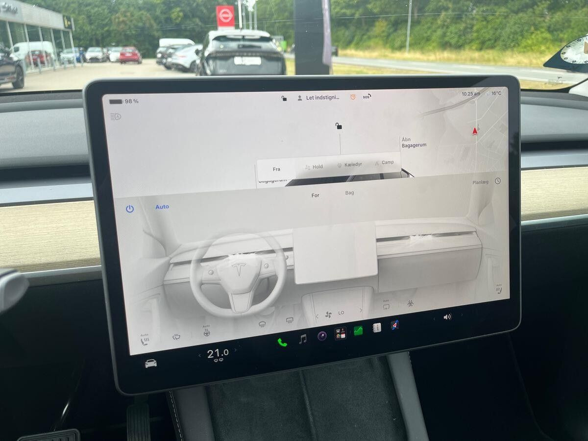 Grå Tesla Model Y fra 2023