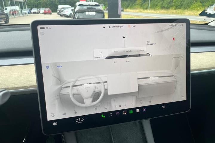 Grå Tesla Model Y fra 2023
