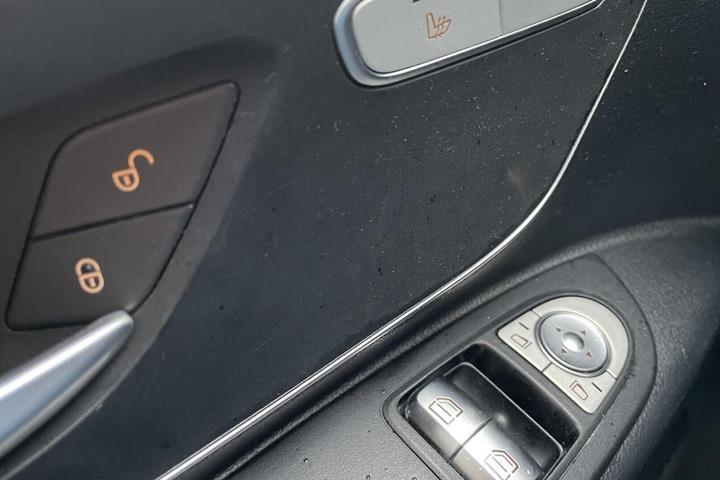 Sort Mercedes Vito 114 fra 2022