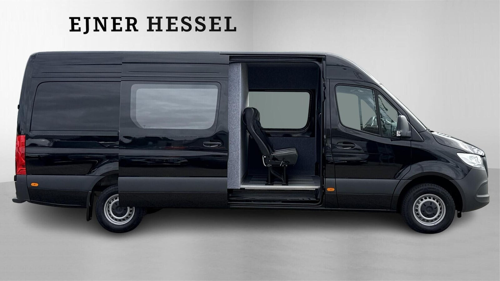 Sort Mercedes Sprinter 317 fra 2025