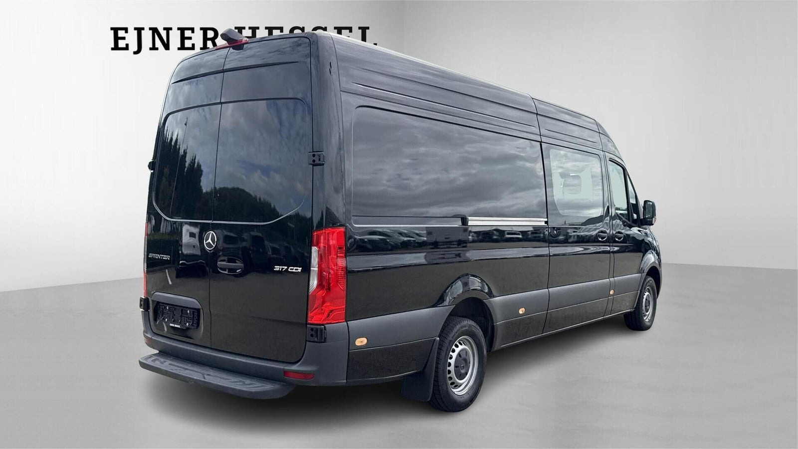 Sort Mercedes Sprinter 317 fra 2025