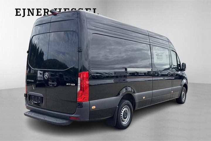 Sort Mercedes Sprinter 317 fra 2025