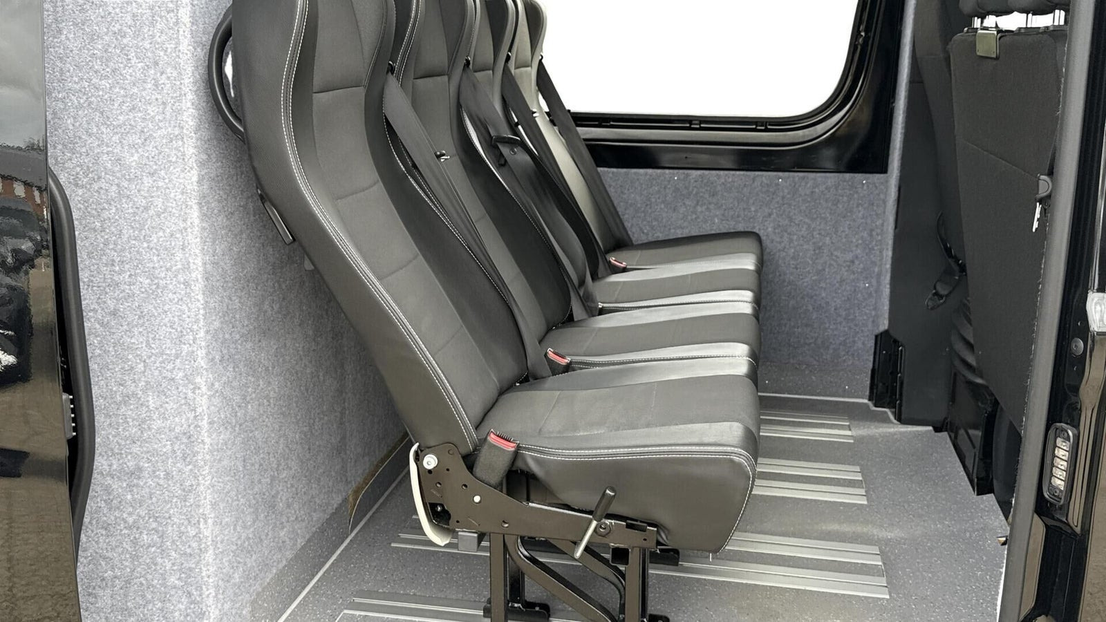 Sort Mercedes Sprinter 317 fra 2025