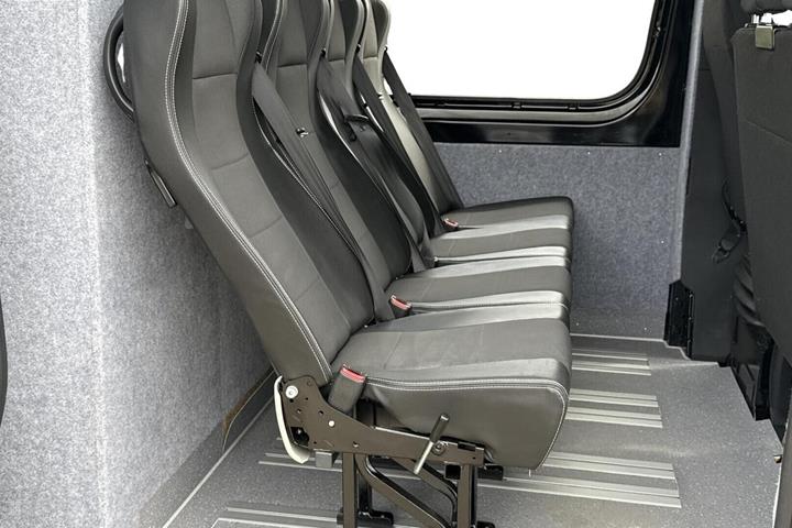 Sort Mercedes Sprinter 317 fra 2025