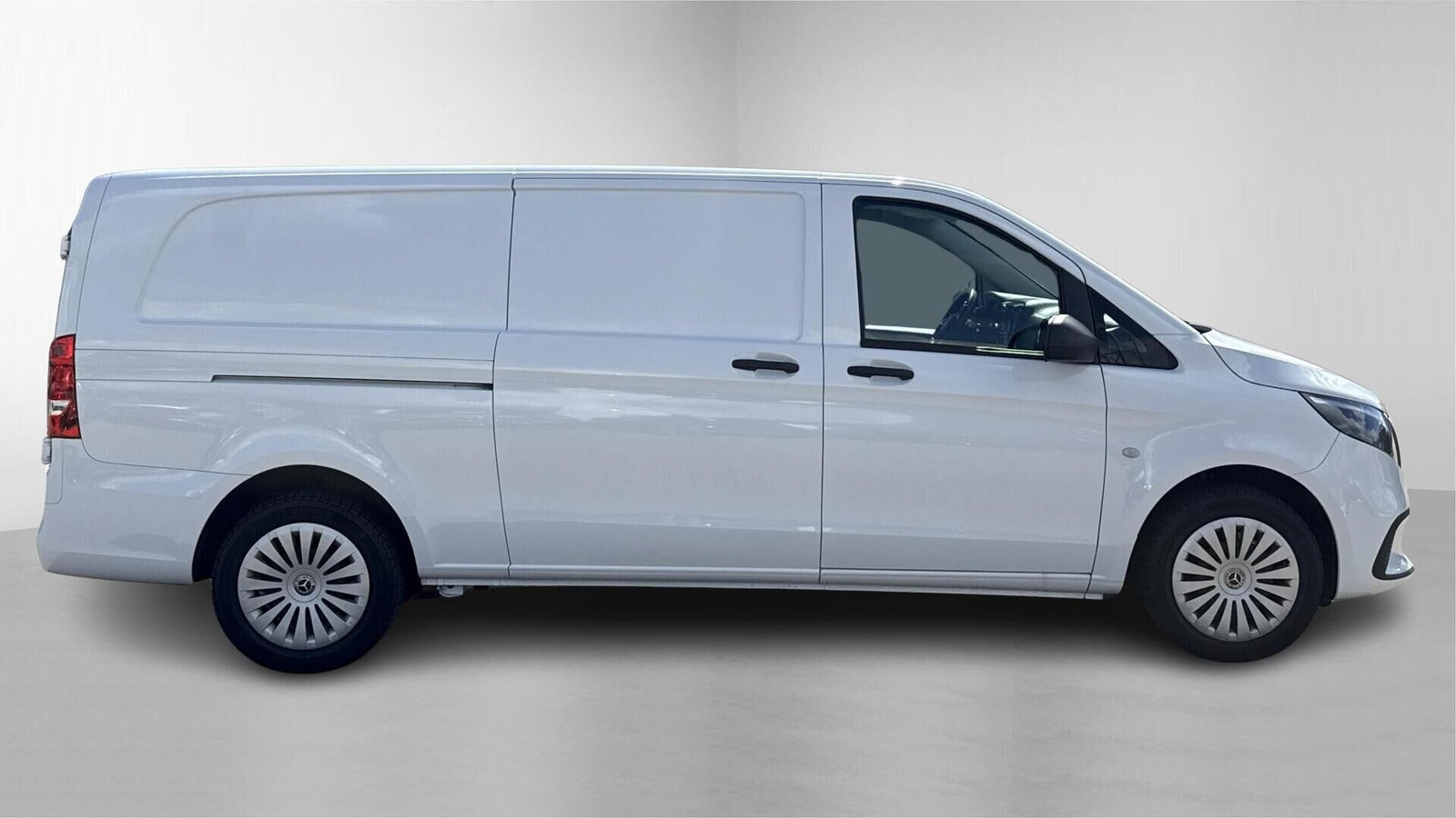 Hvid Mercedes Vito 114 fra 2024