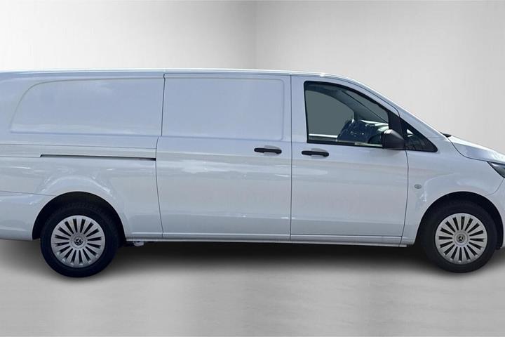 Hvid Mercedes Vito 114 fra 2024