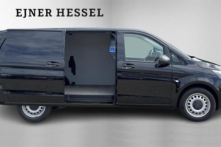 Sort Mercedes Vito 114 fra 2022
