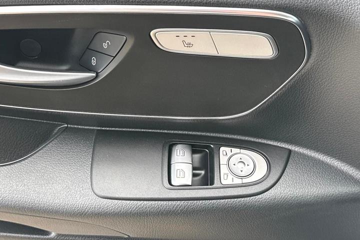 Sort Mercedes Vito 114 fra 2022