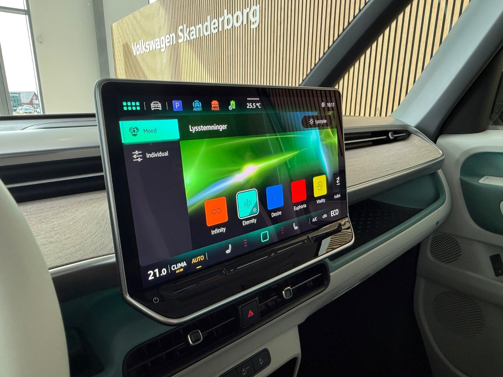 Gul VW ID.Buzz fra 2025