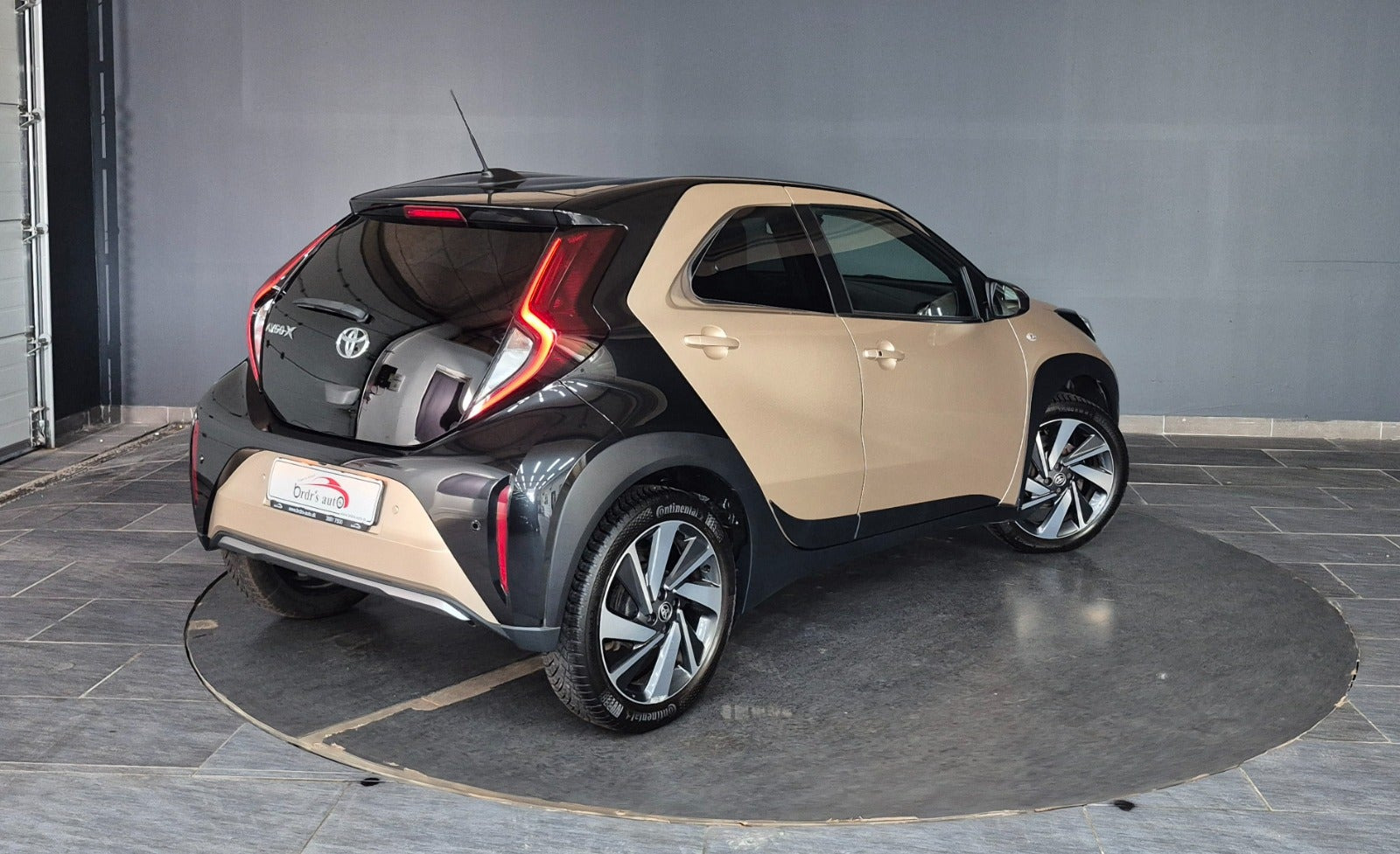 Brun Toyota Aygo X fra 2022