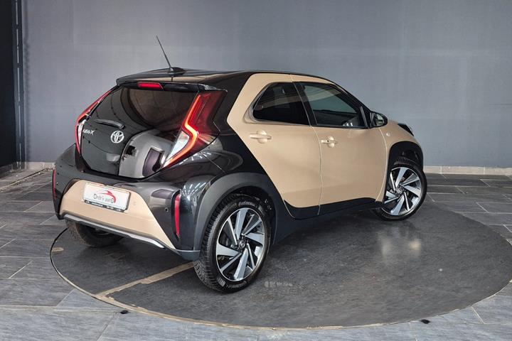 Brun Toyota Aygo X fra 2022