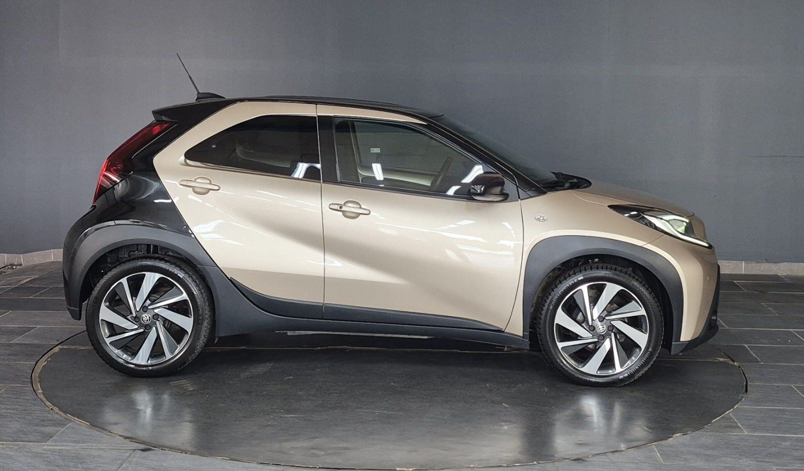Brun Toyota Aygo X fra 2022