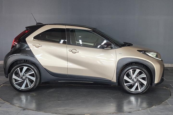Brun Toyota Aygo X fra 2022