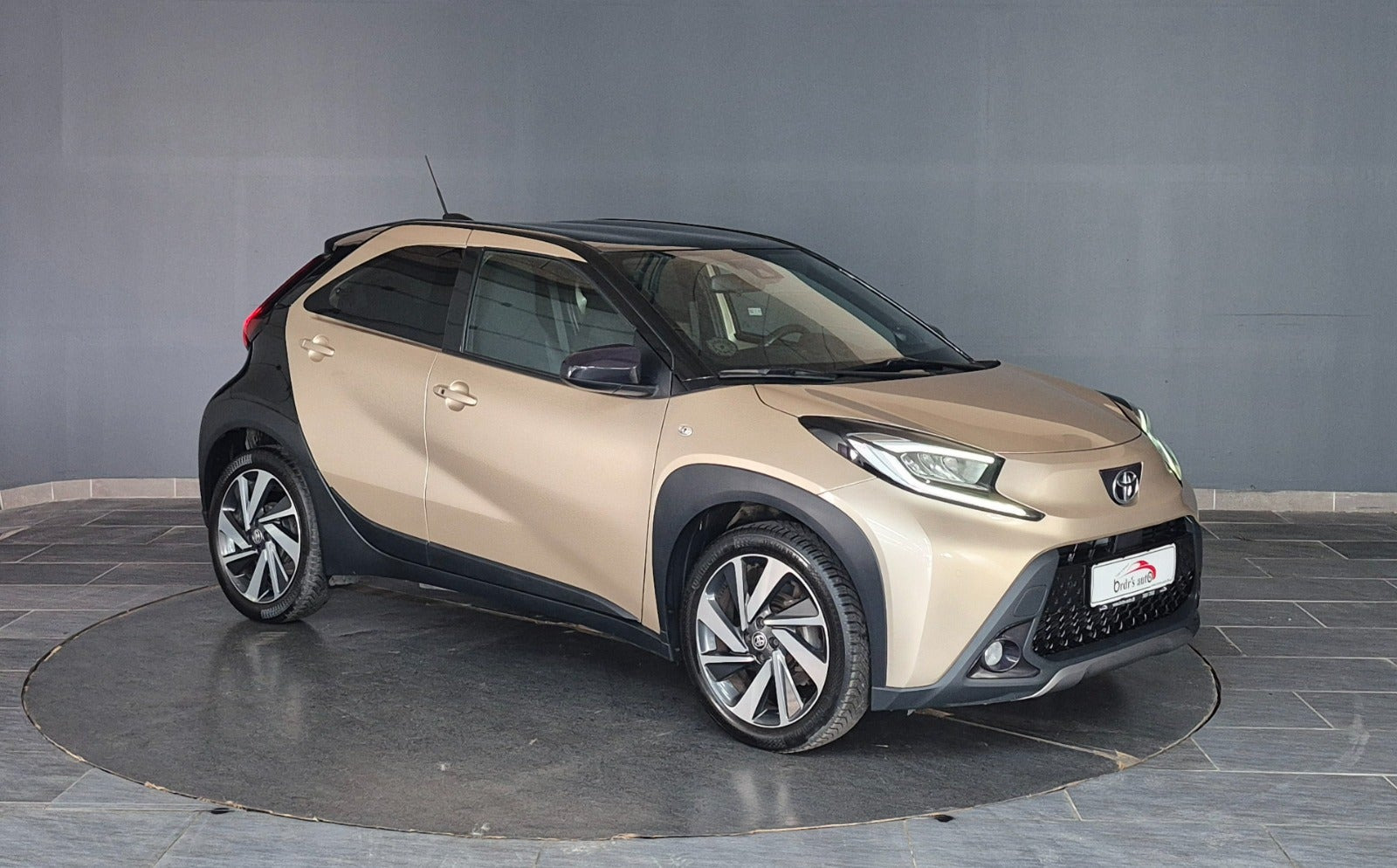 Brun Toyota Aygo X fra 2022