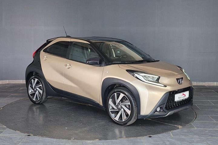 Brun Toyota Aygo X fra 2022