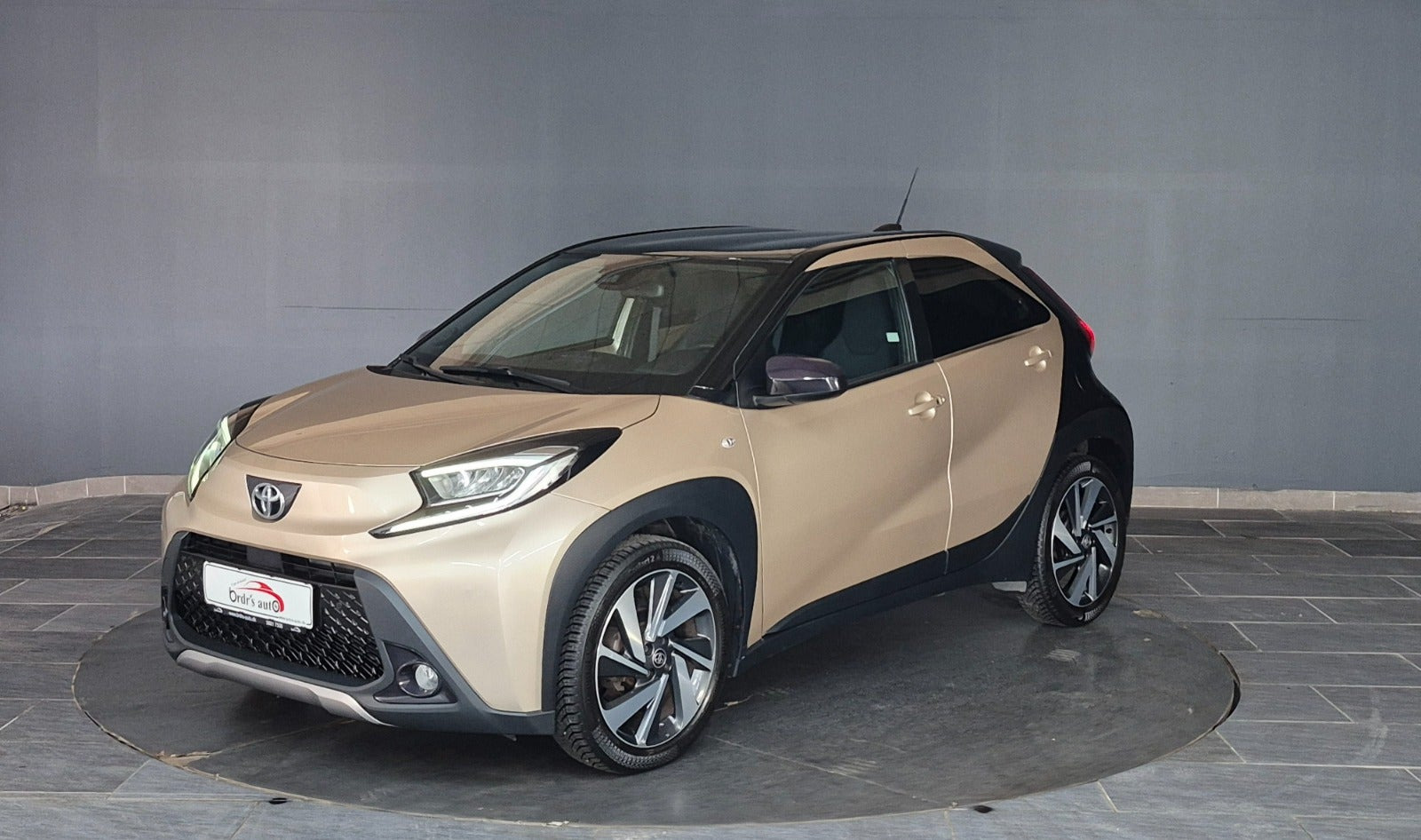 Brun Toyota Aygo X fra 2022