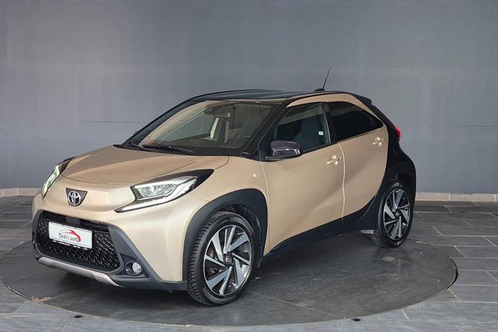 Brun Toyota Aygo X fra 2022