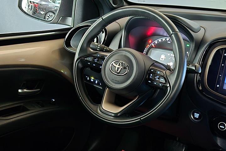 Brun Toyota Aygo X fra 2022