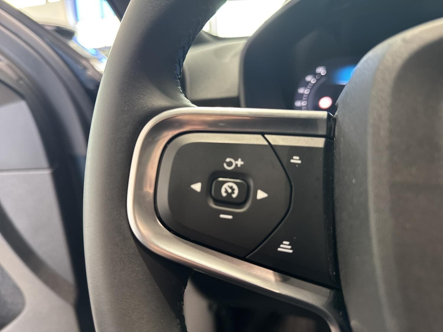 Blå Volvo EX40 fra 2026