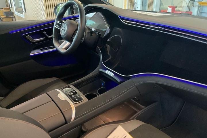 Blå Mercedes EQE350+ fra 2025