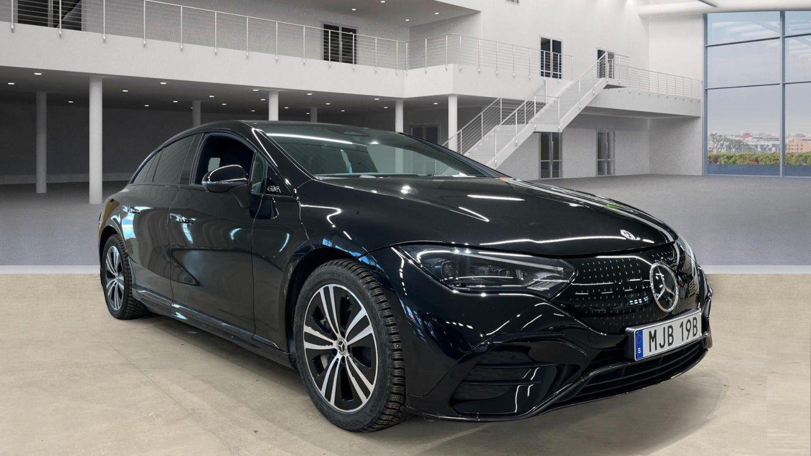 Sort Mercedes EQE350+ fra 2025