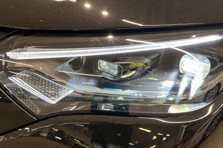 Sort Mercedes EQE350+ fra 2025