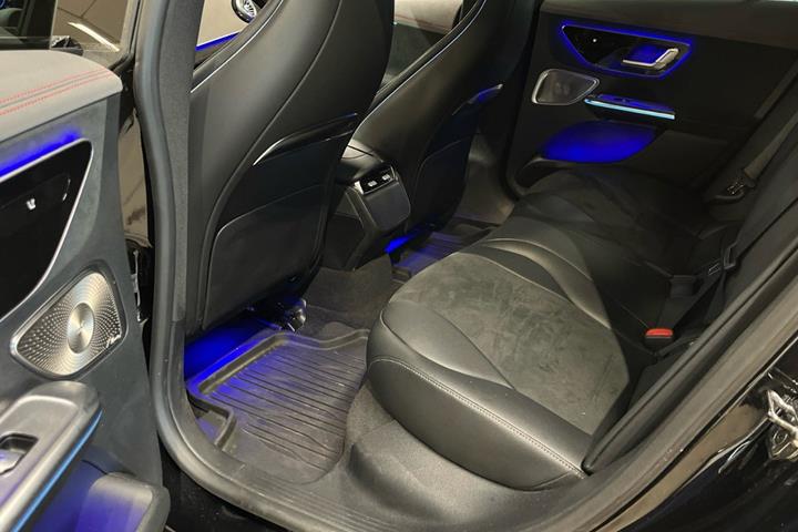 Sort Mercedes EQE350+ fra 2025