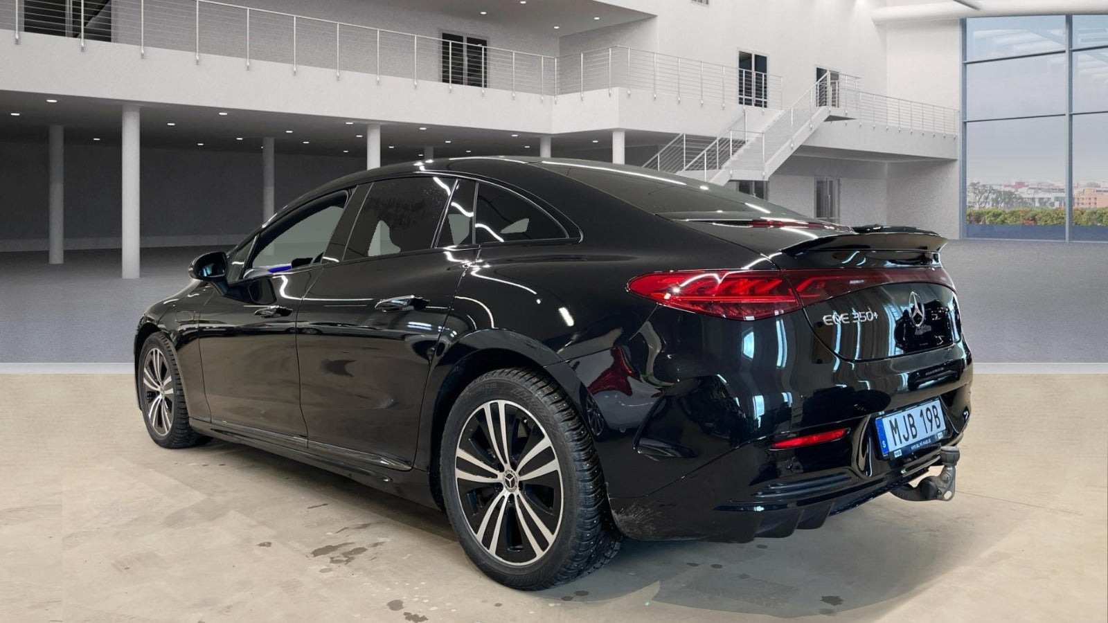 Sort Mercedes EQE350+ fra 2025