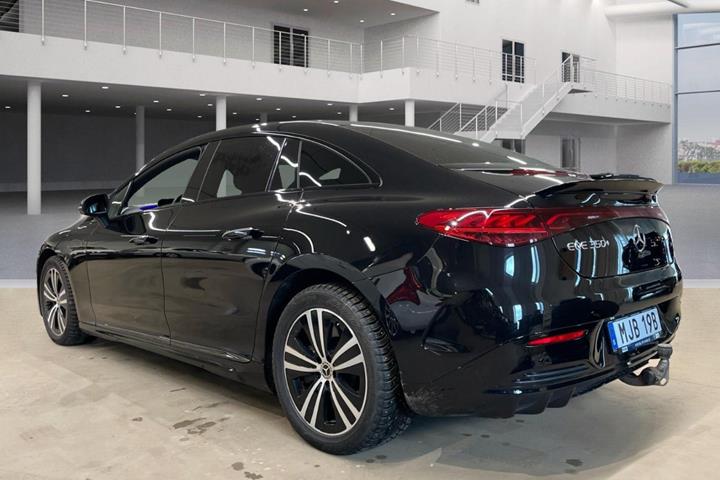 Sort Mercedes EQE350+ fra 2025