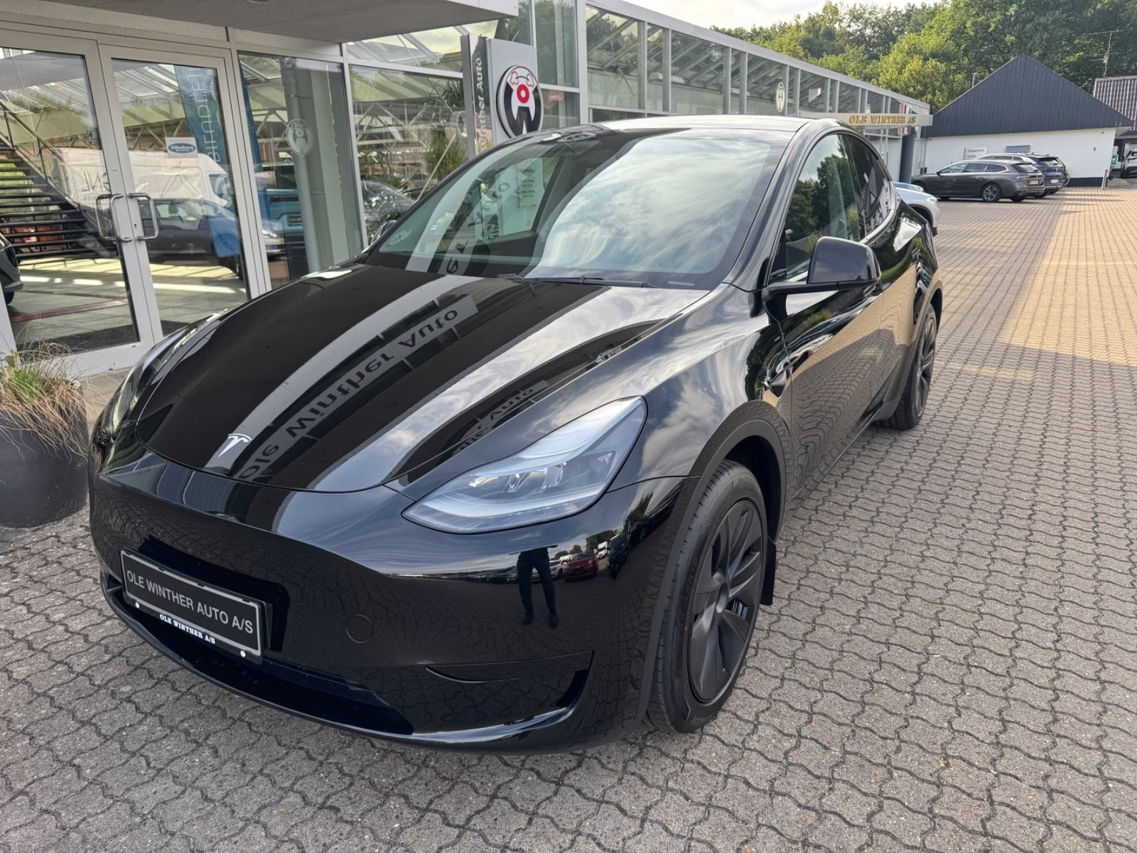 Sort Tesla Model Y fra 2025