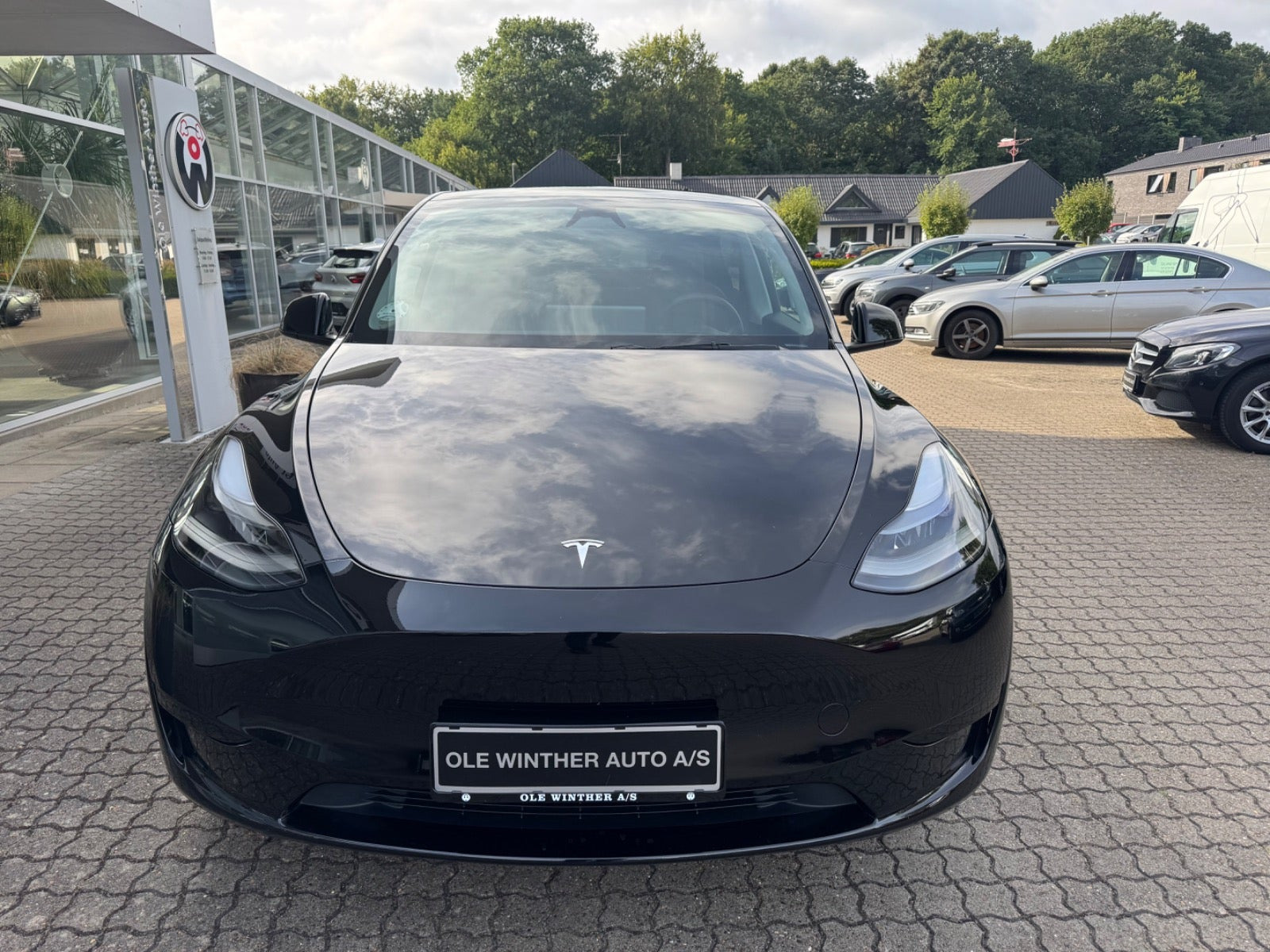 Sort Tesla Model Y fra 2025