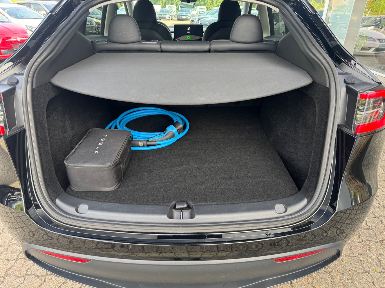 Sort Tesla Model Y fra 2025