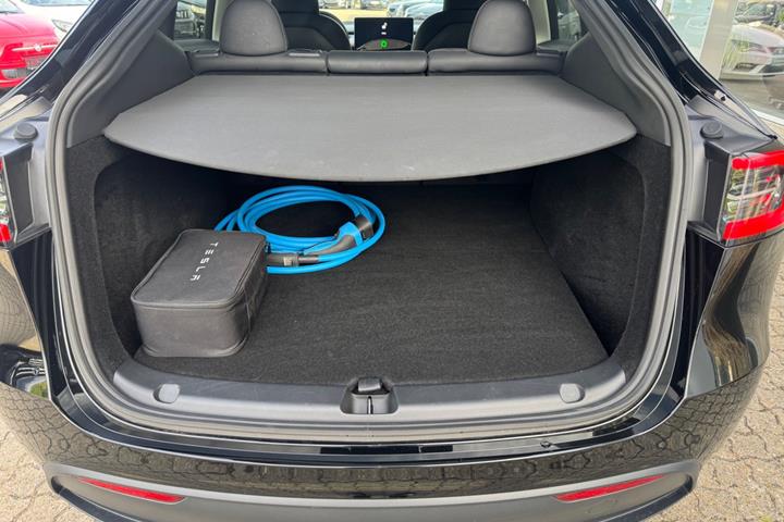 Sort Tesla Model Y fra 2025