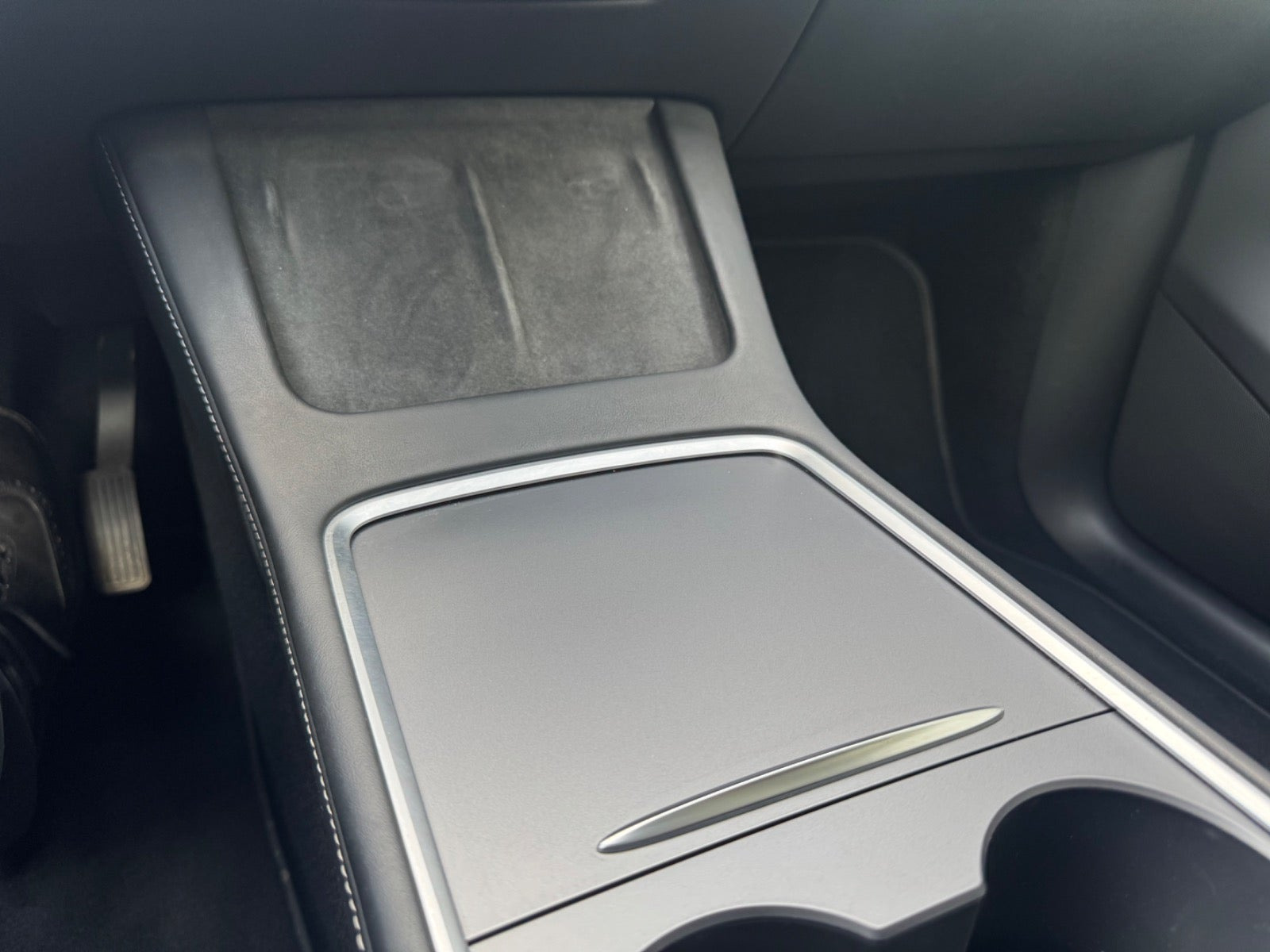 Sort Tesla Model Y fra 2025