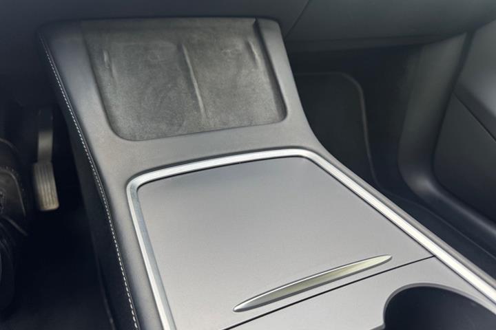 Sort Tesla Model Y fra 2025