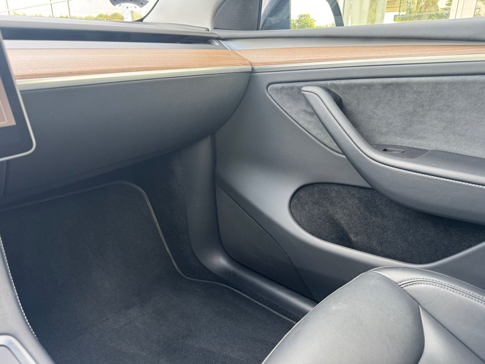 Sort Tesla Model Y fra 2025
