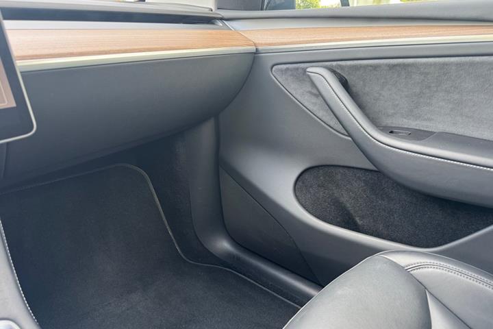 Sort Tesla Model Y fra 2025