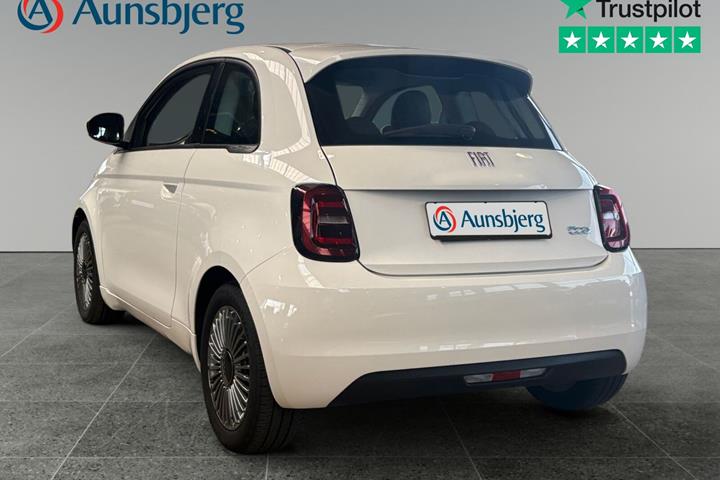 Hvid Fiat 500e fra 2022